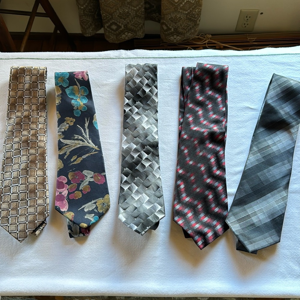 Lot of 5 Men’s Van Heusen ties